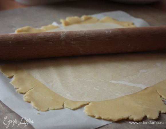 Раскатайте тесто между двумя листами бумаги для выпечки. Выложите тесто в форму для выпекания и сделайте бортики (я выкладываю прямо вместе с бумагой, на которой оно раскатывалось).