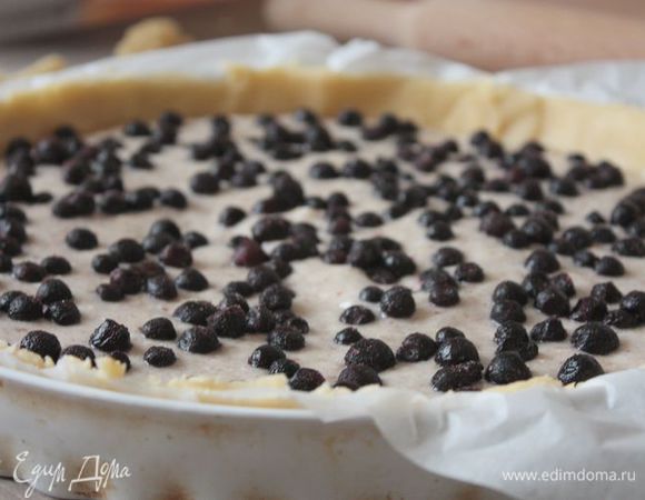 Аккуратно переложите банановую начинку и добавьте чернику, распределив ее равномерно по всей начинке. Выпекайте пирог при 180°С в течение 30 — 40 минут (следите за своей духовкой).