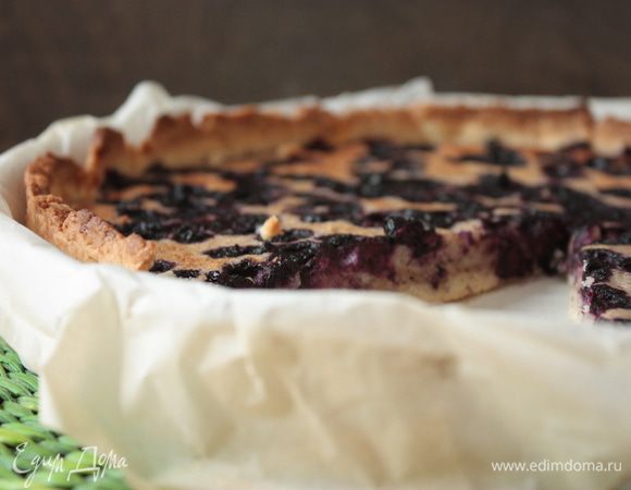 Дайте пирогу остыть в течение получаса и только потом подавайте к столу. Отличным дополнением к пирогу станет шарик пломбира! 

Приятного чаепития!