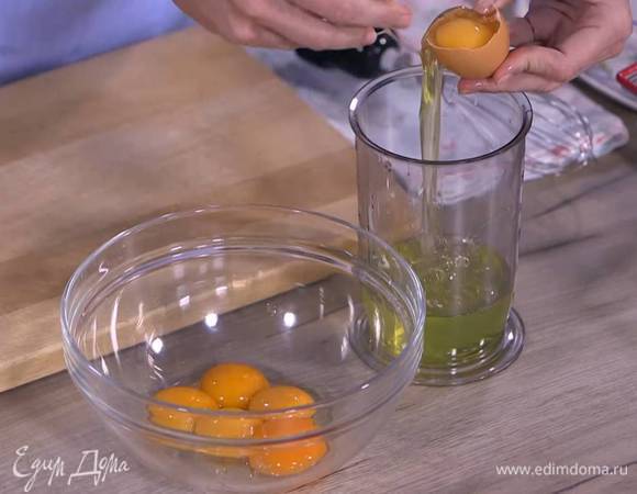 Белки отделить от желтков.