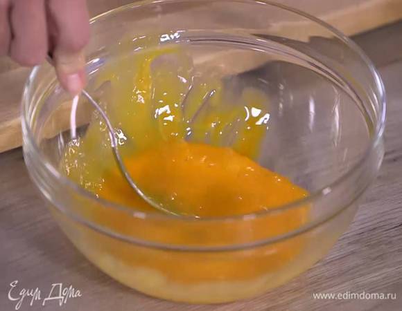 Желтки слегка взбить вилкой, посолить и поперчить.