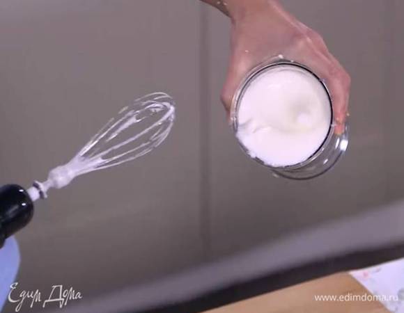 Белки посолить и взбить блендером с насадкой-венчиком в пышную массу.