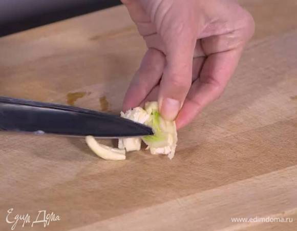 Чеснок почистить, раздавить плоской стороной ножа и, удалив горькую сердцевину, порезать.
