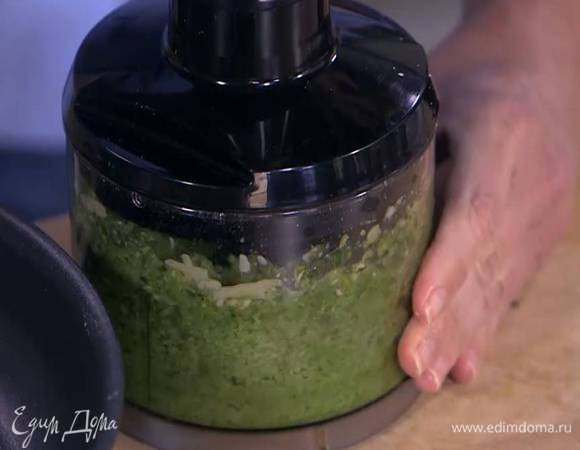 Приготовить соус песто: в чаше блендера соединить натертый сыр, тыквенные семечки, листья базилика и розмарина, чеснок, влить оливковое масло и все взбить.