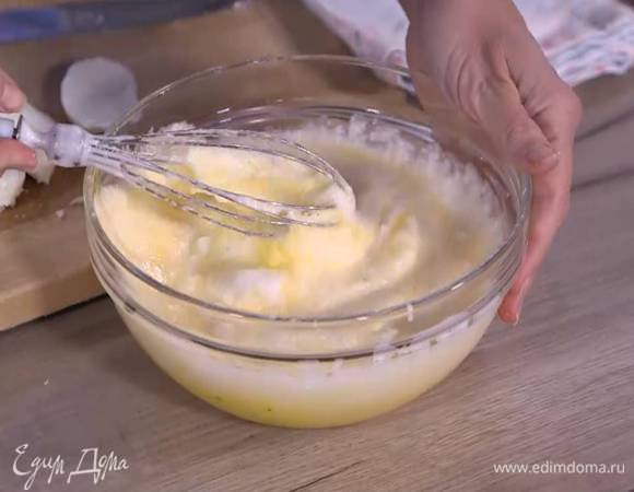 Желтки перемешать венчиком со взбитыми белками.