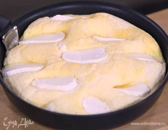 Через 30 секунд снять крышку и отправить сковороду с омлетом в духовку под разогретый гриль еще на 30 секунд.