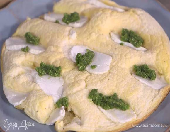 На расплавившийся сыр чайной ложкой выложить песто.