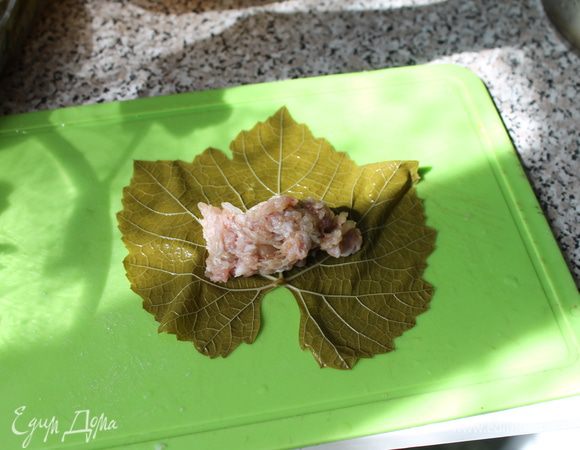 Лук потереть на крупной терке, положить в фарш, туда же выдавить чеснок, положить приправы: хмели-сунели, черный перец, соль по вкусу, все хорошо перемешать.