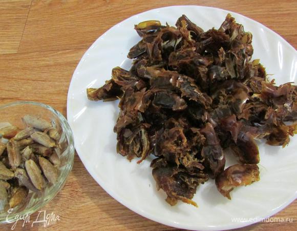 Финики освободить от косточек.