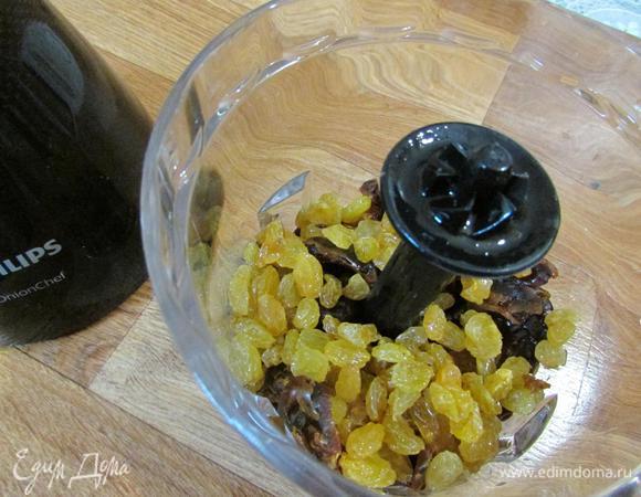 В чашу блендера выложить финики, изюм вместе с коньяком. Пробить до однородности.