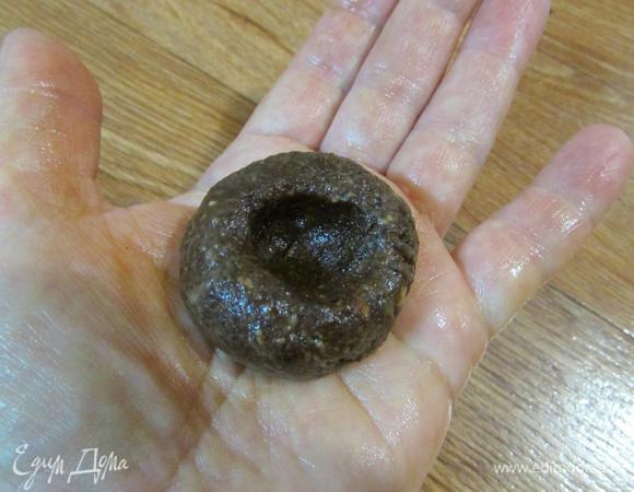 Разделить массу на ровные кусочки (у меня 15 штук по 25 грамм). Мокрыми руками формовать шарик. Пальцем проделать в середине шара углубление.