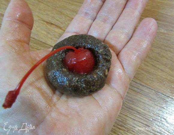 В это углубление вставить коктейльную вишню, слегка вдавив ее в массу.