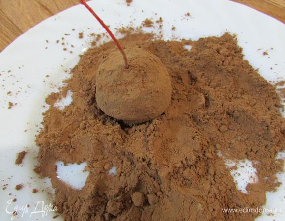 Каждую конфетку обвалять в какао-порошке, или в кунжуте. Отправить конфеты в холодильник.