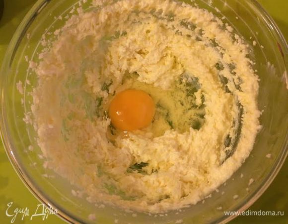 Масло хорошо взбить с сахаром. Добавить яйцо и еще раз хорошо взбить.