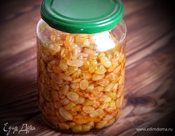 Минимум за день до выпечки штоллена изюм и курагу хорошо промыть, обсушить, сложить в банку и залить коньяком или ромом. Оставить при комнатной температуре минимум на сутки. В день выпечки изюм и курагу откинуть на сито, курагу нарезать на небольшие кусочки. Сливочное масло заранее вытащить из холодильника и довести до мягкости при комнатной температуре.