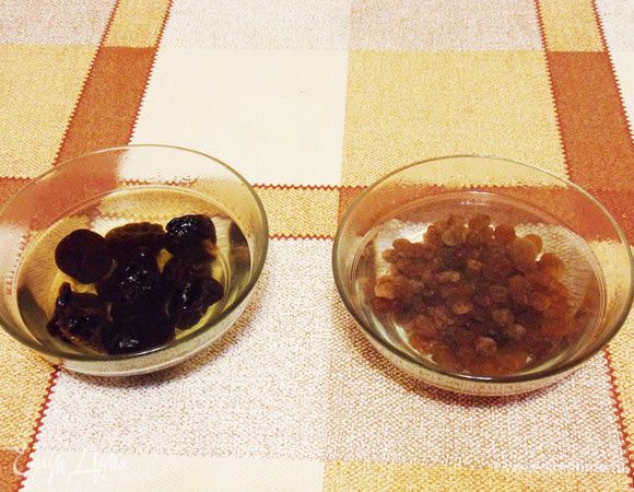 Изюм и чернослив промыть, заварить в кипятке.