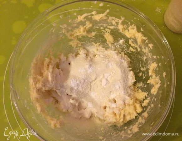Просеять муку с разрыхлителем и солью. Начать постепенно добавлять муку.