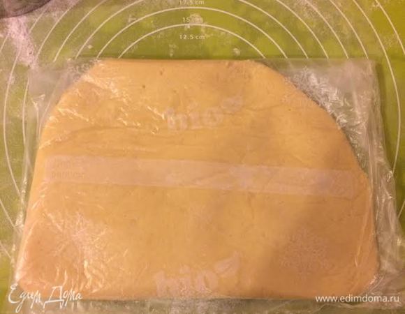 Замесить тесто, быстро переложить в пакет и отправить в морозильник на 20 минут или в холодильник на час.