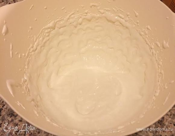 Белок слегка взбить, добавить винный камень и продолжать взбивать. Затем начать постепенно добавлять сахарную пудру, после каждого раза хорошо взбивать.