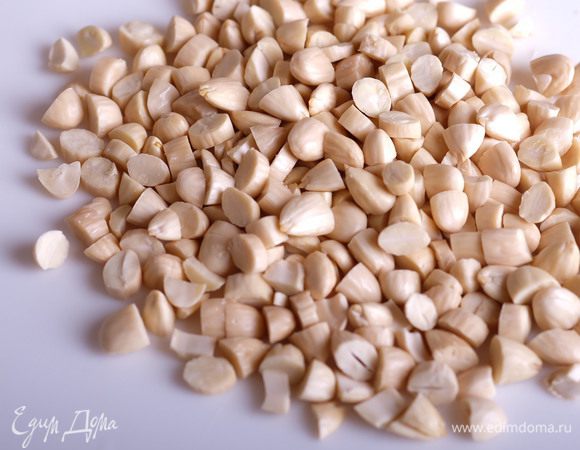 Миндаль очистить от кожицы, для этого сырой миндаль залить кипятком на 10 минут. По истечении времени с ядер кожица будет легко соскальзывать. Подсушить очищенный миндаль при 140°С+конвекция в духовке в течение 15 минут. Миндаль остудить и крупно порубить. Лимон хорошо вымыть, снять цедру (только желтую часть кожуры) и выжать из лимона сок (чтобы сока было больше, на 10 секунд положить лимон в микроволновку на полную мощность).