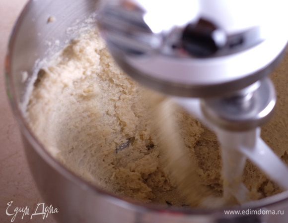 В чашу миксера выложить мягкое масло, сахар, ванильный сахар. Установить насадку «весло» и взбить масло с сахаром до побеления и воздушности.