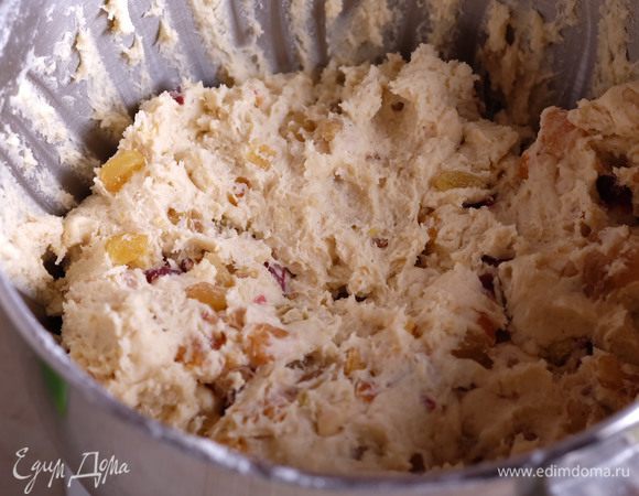 Добавить муку частями, непрерывно перемешивая тесто. У меня ушла вся мука, и тесто получилось идеальное, то есть, мягкое, очень пластичное, при этом не липкое.