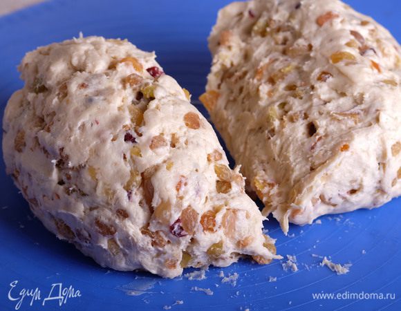 Духовку хорошо разогреть до 180°С. Тесто разделить на 2 равные части.