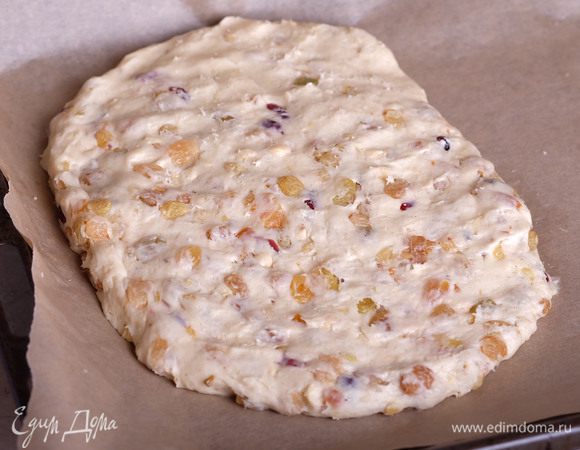 Противень застелить бумагой для выпечки. Одну часть теста выложить на противень, сформировать правильной формы овал.