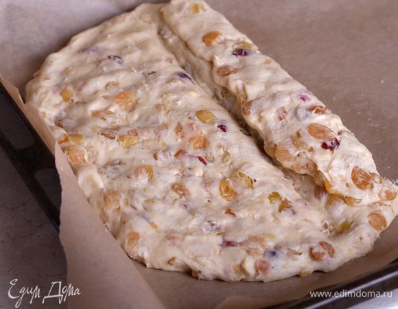 Разделить ребром руки овал на 2/3 и 1/3 части, нарисовав рукой «границу». Сначала свернуть меньшую часть к «границе».