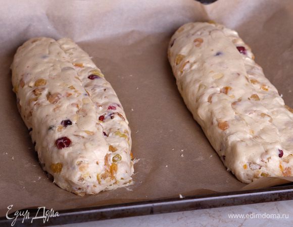 Затем большей частью накрыть меньшую. Сформировать штоллен. Таким же образом поступить со второй частью теста.