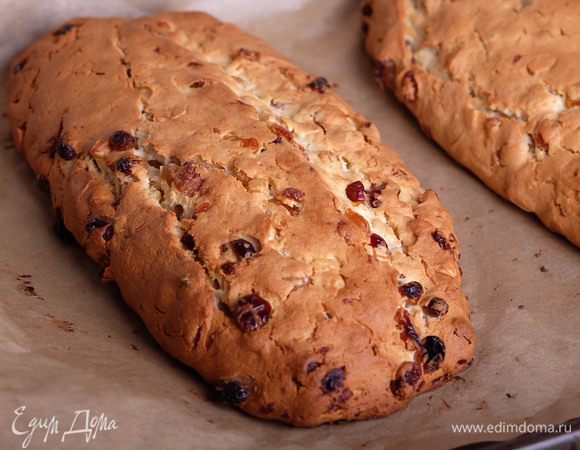 Поставить противень в духовку на примерно час. Если верхушка начнет подгорать, накрыть фольгой (блестящей стороной наверх). Через, примерно, час, когда штоллены станут уверенно румяными и пройдут тест на сухую зубочистку, выпечку вытащить.