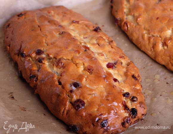 Растопить 100 г сливочного масла и силиконовой кистью пропитать штоллены маслом.