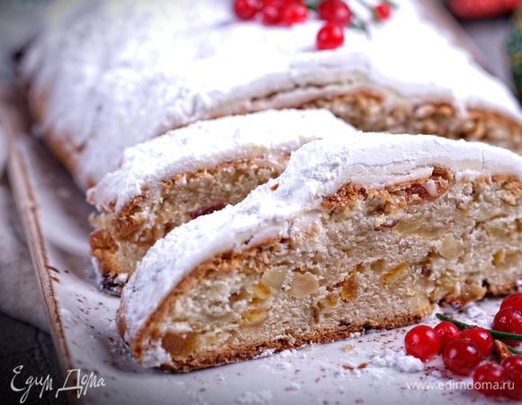 Когда штоллены остынут, завернуть их в фольгу и оставить в прохладном месте на срок 1 — 7 недель. Штоллены должны созреть. Я для фото, конечно, не стала ждать и разрезала штоллен в день выпечки. Но уже даже на следующий день вкус совершенно преобразился, стал более насыщенным, необыкновенно вкусным! Поэтому советую не игнорировать время «созревания» и выдержать штоллены хотя бы неделю.