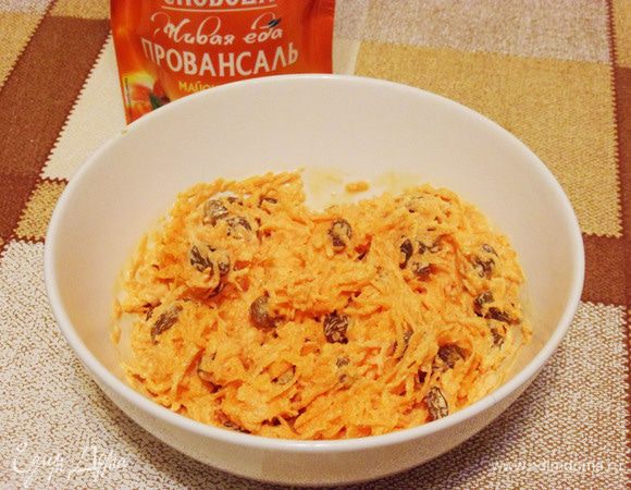 Соединить морковь, изюм и майонез, тщательно перемешать. 