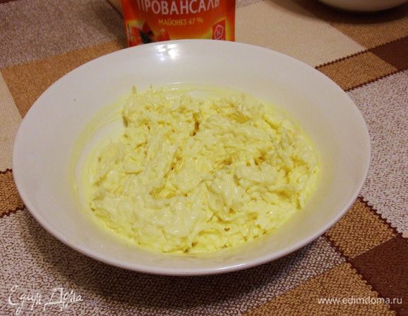 Соединяем их вместе с майонезом. Тщательно перемешиваем.