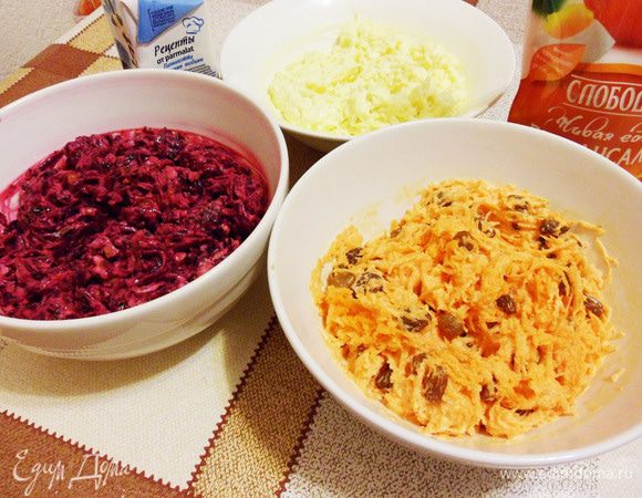 Теперь начинаем собирать салат, аккуратно выкладывая слои в стаканы. 