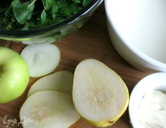 Груши и яблоко нарезать тонкими кольцами (семенную часть удалить).