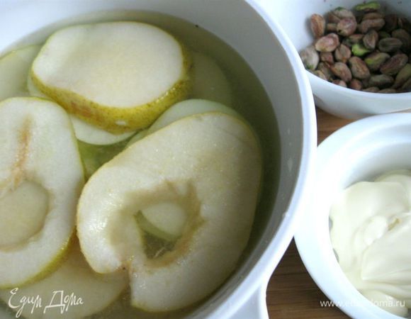 Лимонный сок разбавить водой. Опустить колечки яблока и груш в жидкость. Фисташки очистить.