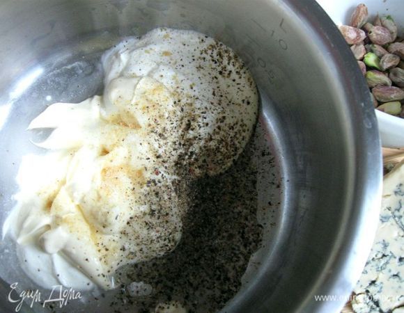 Смешать в миске майонез ТМ «Слобода» легкий, сметану, белый винный уксус, сушеный чеснок, соль, перец.