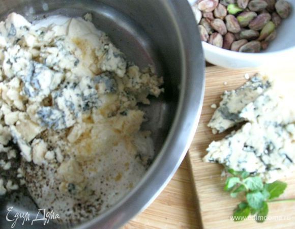 Добавить к соусу часть сыра с плесенью (чуть больше половины от общего количества).