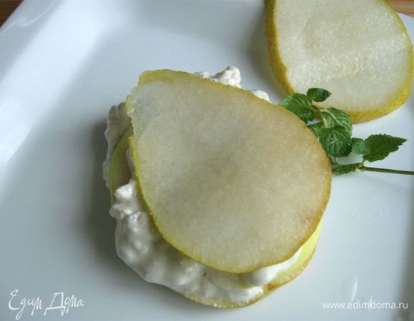 Начать выкладывать слои. Сначала идет груша, затем надо смазать ее соусом, потом — яблоко, соус, груша и так далее.