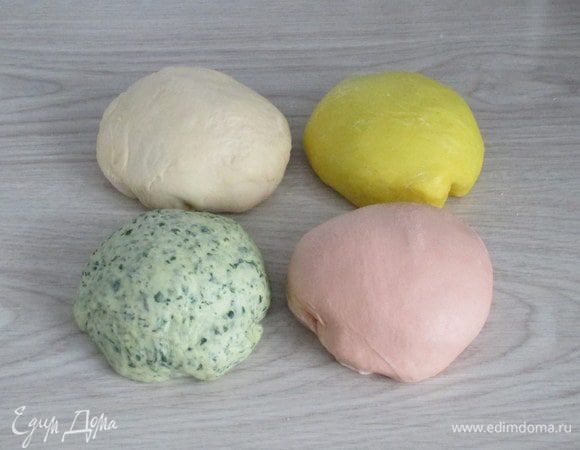 Пельменное тесто можно приготовить вручную или при помощи кухонной техники. 
В итоге получается четыре вида теста разного цвета.