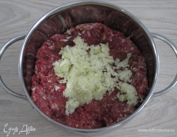 Для фарша нужно прокрутить в мясорубке все виды мяса, например, обрезь свинины, обрезь говядины и филе куриной грудки, а также лук. Посолить, поперчить и тщательно вымесить.