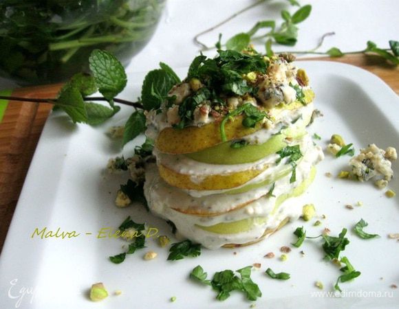 Фисташки измельчить, зелень нарезать. Украсить фруктовую «башенку» соусом, зеленью, орехами и измельченным сыром с плесенью.
Приятного аппетита!