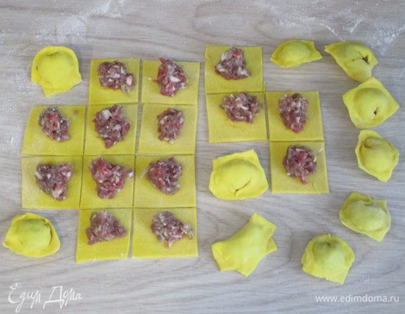 Многие годы я готовила только кругленькие пельмени, т.е. вырезала заготовки из теста рюмочкой или специально выточенной формочкой с острыми краями.
Теперь отдаю предпочтение нарезке теста на квадраты. Этот способ позволяет избежать обрезков. Обрезки, конечно же, можно объединять и снова раскатывать, но они присыпаны мукой, и тесто получается более тугим и плотным.