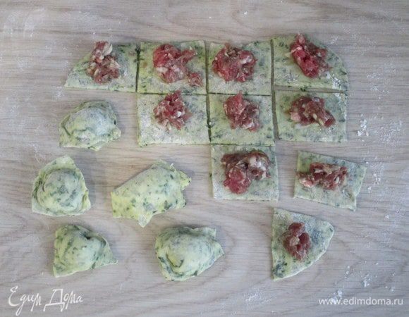 При квадратном способе отходов теста практически нет. Нужно просто раскатать кусок теста в тонкий пласт скалкой, нарезать ножом на квадраты, в центр каждого квадрата положить порцию фарша. Остается только защипать края треугольником или многоугольником и придать форму пельменя.