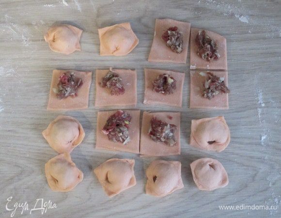 Сделать все пельмени аккуратными и одинаковой формы (как и многое другое) я совершенно не способна даже с возрастом, но на их вкусе это не отражается)).