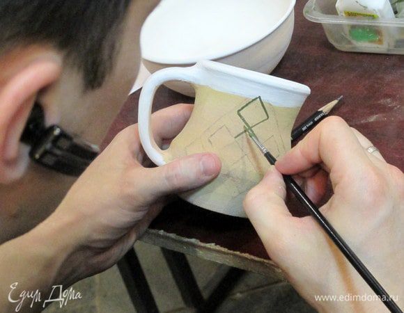 Мой супруг более умелый в плане поделок, он много чего освоил. На прошлый Новый год подарила ему сертификат на несколько занятий керамикой, и он сделал себе миску и кружку! Как раз на итоговом фото пельмешки именно в его миске и на фоне его кружки.