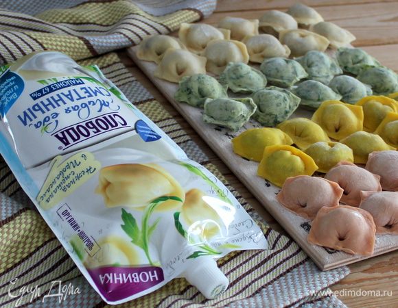 Заготовки пельменей нужно укладывать на присыпанные мукой деревянные досочки и на них заморозить, а затем разложить по пакетам.
Недавно мне попался один нюанс при варке пельменей. Сначала все как обычно: забросить пельмени в кипящую подсоленную воду и перемешать. А вот после того, как они снова всплывут, влить стакан холодной воды, что должно улучшить вкус и структуру теста. После следующего закипания варите на среднем кипении около 5 минут.
Подавайте разноцветные пельмени горячими с майонезом сметанный производства ТМ «Слобода».
Приятного аппетита! Ярких эмоций!