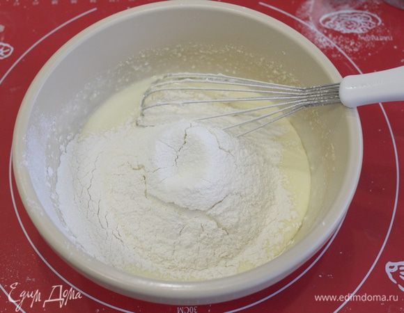 Всыпать просеянную с разрыхлителем и содой пшеничную муку. 